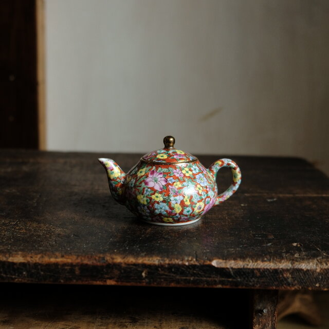 赤にカラフルな花尽くし◇中国産 赤絵金彩小ぶり急須 煎茶茶器