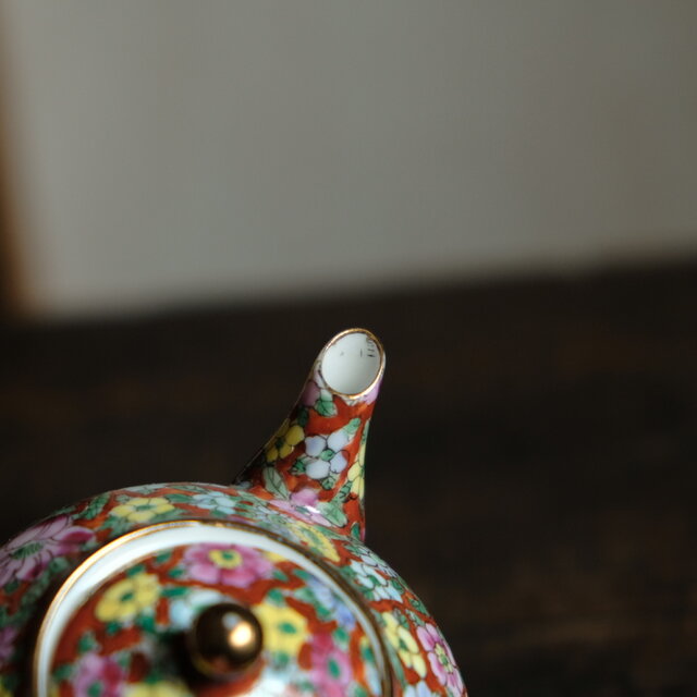 赤にカラフルな花尽くし◇中国産 赤絵金彩小ぶり急須 煎茶茶器