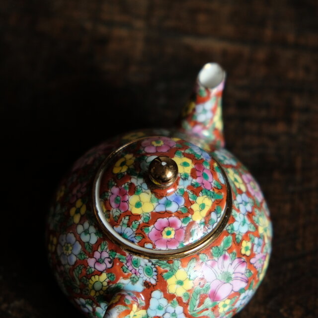 赤にカラフルな花尽くし◇中国産 赤絵金彩小ぶり急須 煎茶茶器