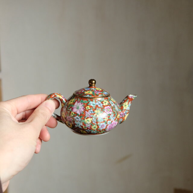 赤にカラフルな花尽くし◇中国産 赤絵金彩小ぶり急須 煎茶茶器
