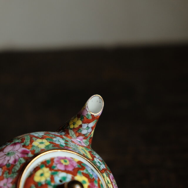 赤にカラフルな花尽くし◇中国産 赤絵金彩小ぶり急須 煎茶茶器