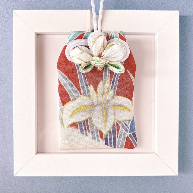 花菖蒲)元巫女が作る花のお守り袋 | iichi 日々の暮らしを 花菖蒲)元巫女が作る花のお守り袋 | iichi 日々の暮らしを