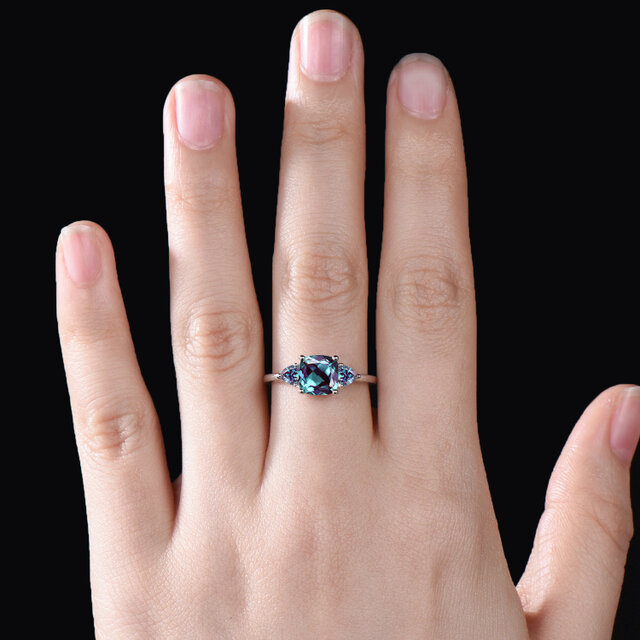 6月の誕生石リング カラーチェンジ アレキサンドライト エンゲージ