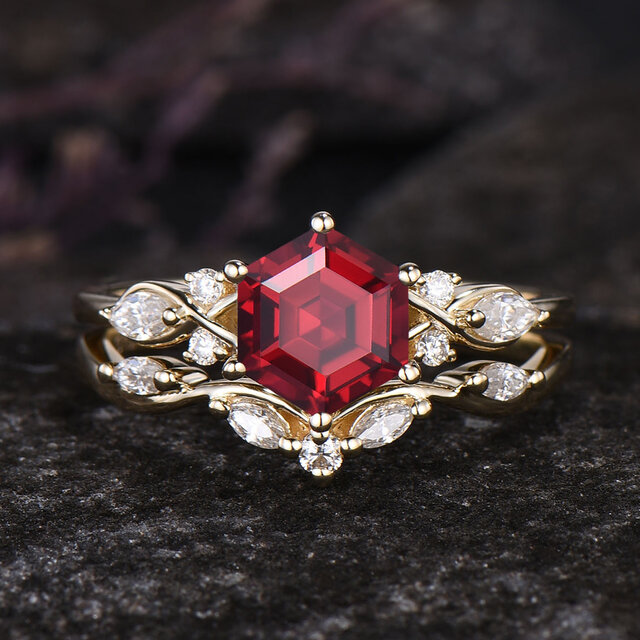 7月の誕生石ルビーの婚約指輪セット 赤い宝石ルビーリング K10ソリッドイエローゴールド 母​​の日リング