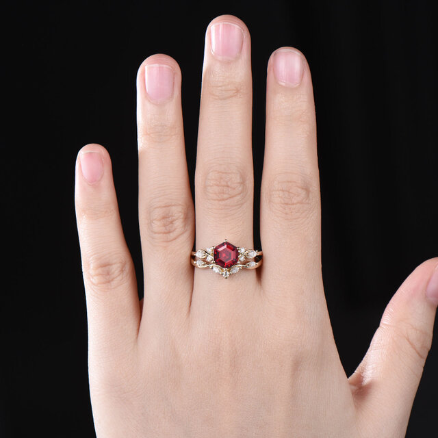 7月の誕生石ルビーの婚約指輪セット 赤い宝石ルビーリング K10ソリッド