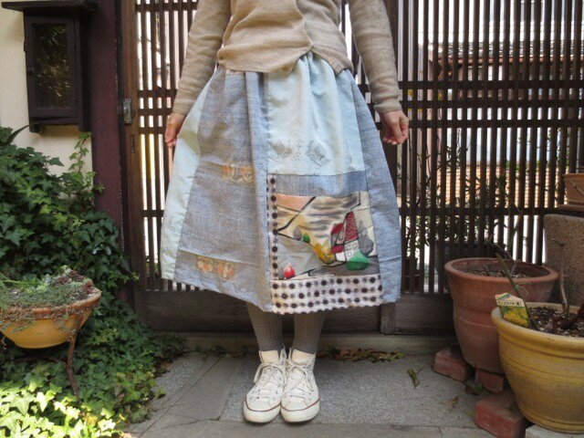 着物リメイク☆水色紬に春銘仙パッチ赤い屋根のおうち柄♪74cm丈の画像1枚目