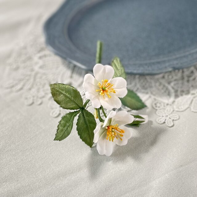 布花 素朴でかわいい、白い野ばらのブローチ | iichi 日々の暮らしを