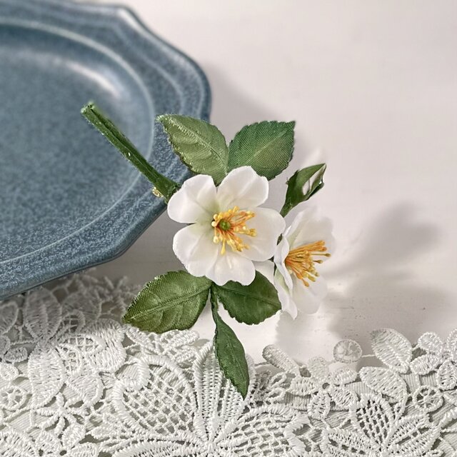 布花 素朴でかわいい、白い野ばらのブローチ | iichi 日々の暮らしを