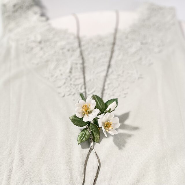 布花 素朴でかわいい、白い野ばらのブローチ | iichi 日々の暮らしを