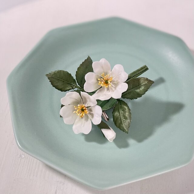 布花　素朴でかわいい、白い野ばらのブローチ