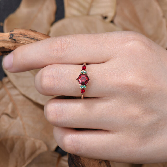 7月誕生石 レッドルビー 婚約指輪 5月誕生石 グリーンエメラルド
