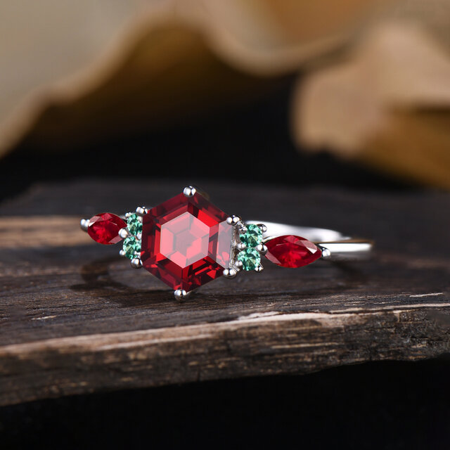 7月誕生石 レッドルビー 婚約指輪 5月誕生石 グリーンエメラルド
