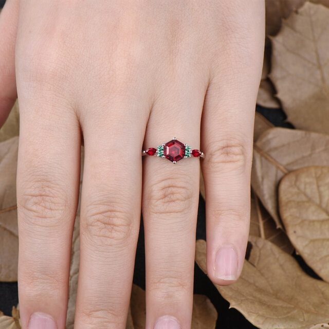 7月誕生石 レッドルビー 婚約指輪 5月誕生石 グリーンエメラルド