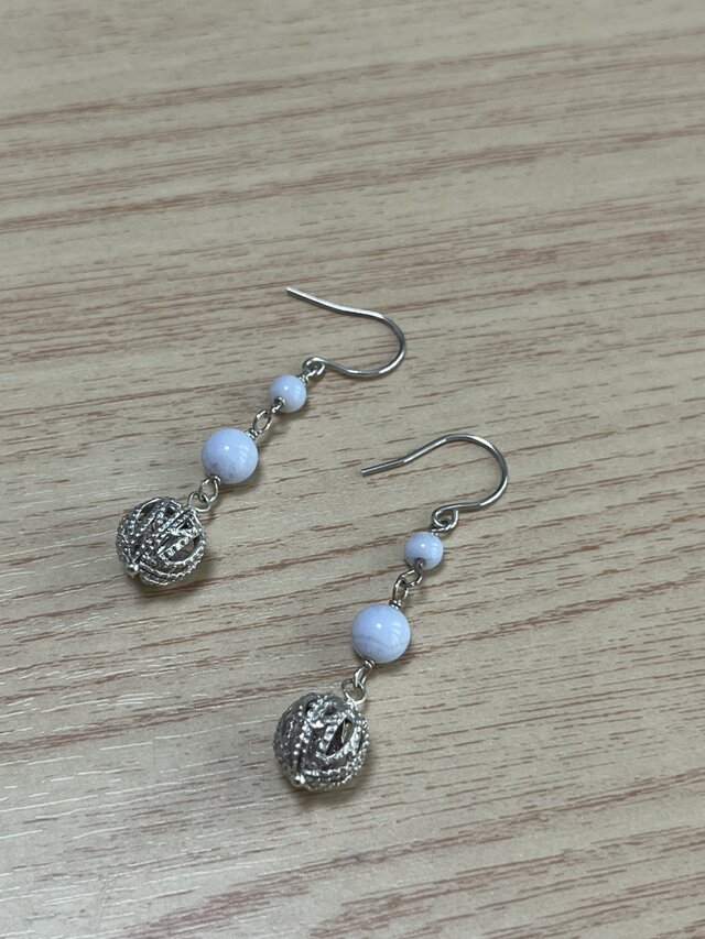 天然石とsilverの揺れるピアス | iichi 日々の暮らしを心地よくする