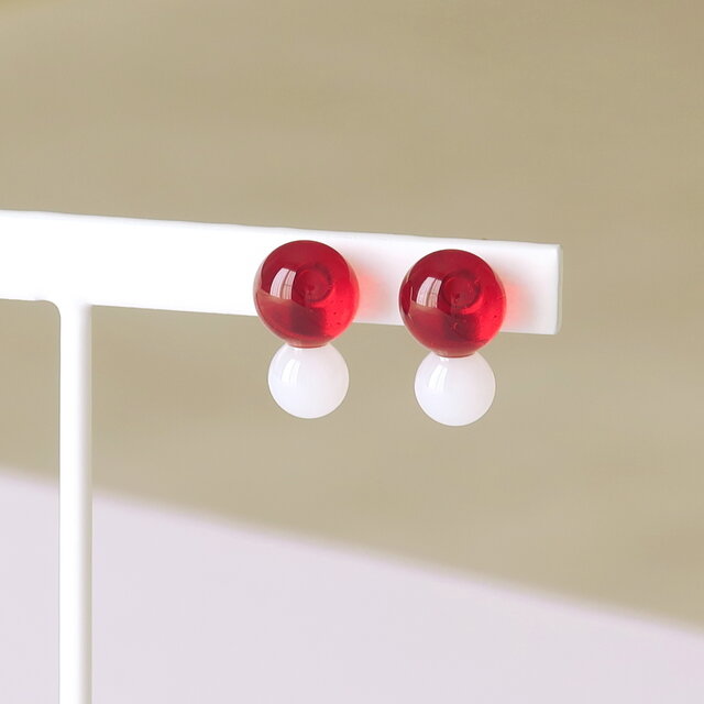 レッド＆ホワイト ガラス／ピアスorイヤリング