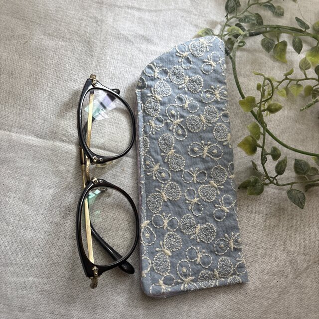 ハンドメイド♡メガネケース♡綿麻蝶々刺繍生地ブルー♡♡スリムタイプ