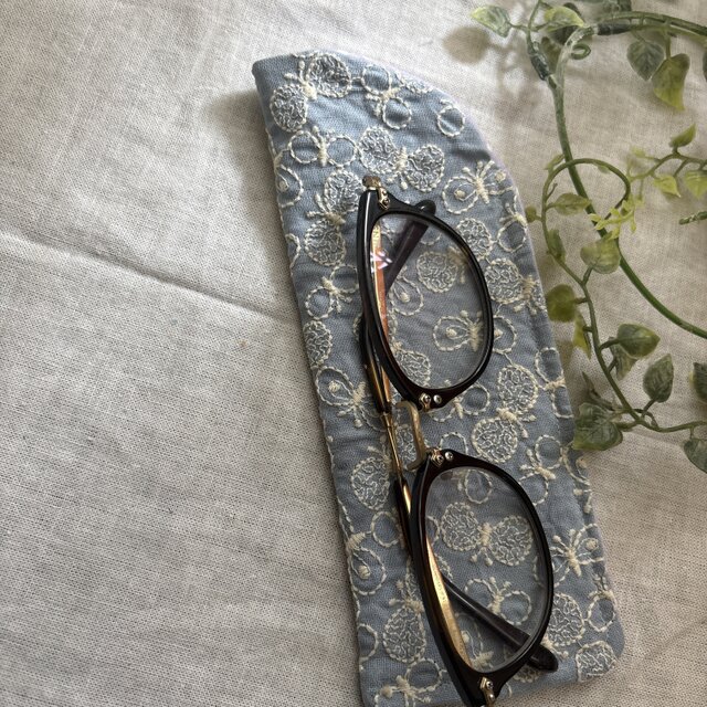 ハンドメイド♡メガネケース♡綿麻蝶々刺繍生地ブルー♡♡スリムタイプ