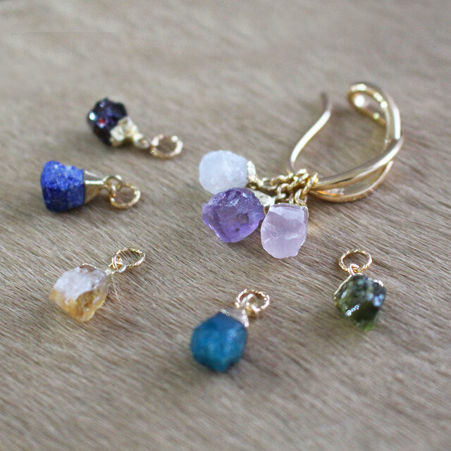 8種類の天然石から2つ選べる◆原石のチャーム&イヤーカフ