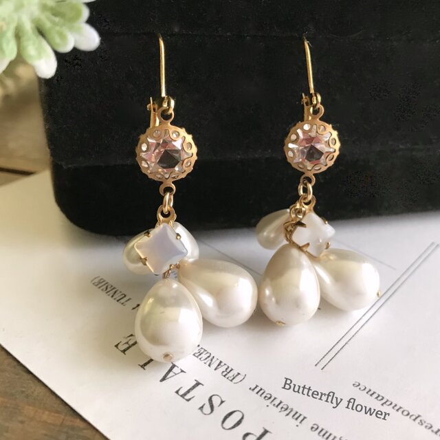 ヴィンテージガラスとシェルパールの耳飾り　** White Shell Pearl Earrings **