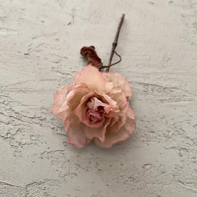 創作花『茎の長いベージュピンクの薔薇』suMire-bouquet | iichi 日々