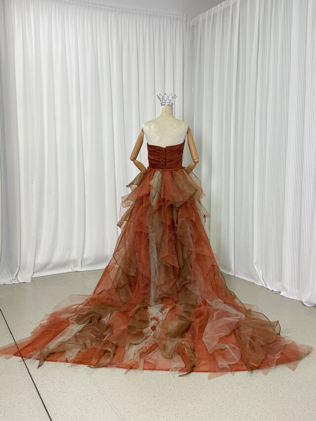 カラードレス テラコッタ色 ベアトップ 滑らか 披露宴 キラキラ