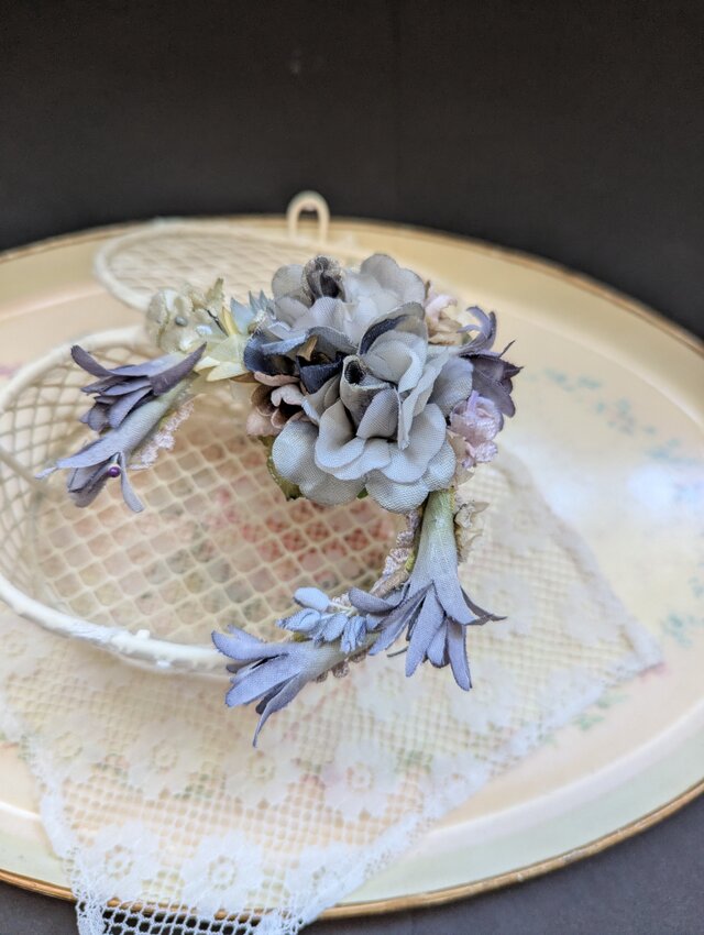 ブローチ ｸﾚｯｾﾝﾄミニばらとラッパ草（グレイ色） B160