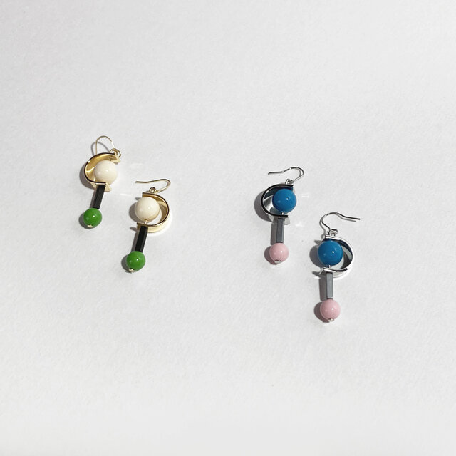 球体ビーズのジオメトリックなピアス