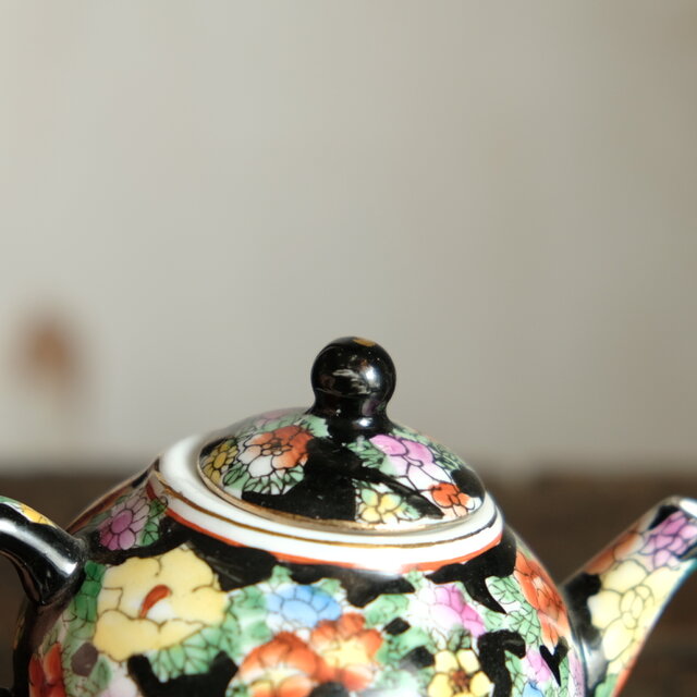 黒にカラフルな花尽くし◇中国製造 色絵金彩小ぶり急須 煎茶茶器