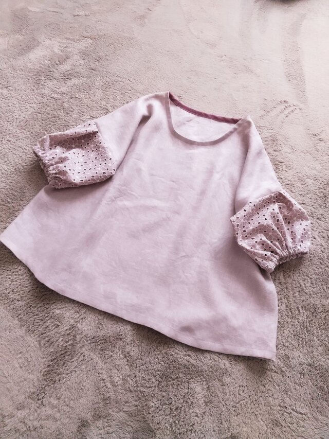 くすみピンクリネン&コットンレースのパフスリーブブラウス