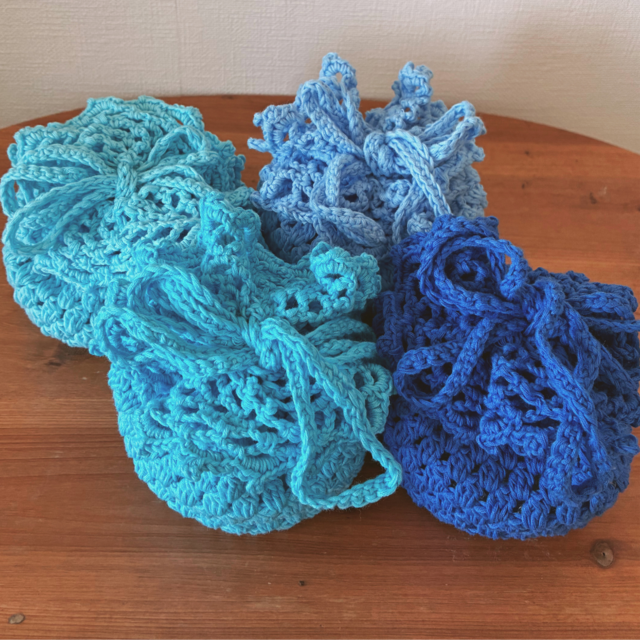 手のひらサイズのフリルつき巾着（ブルー）