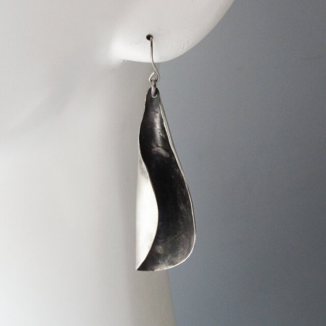 燻し銀と艶消しの大ぶりなピアスorイヤリング