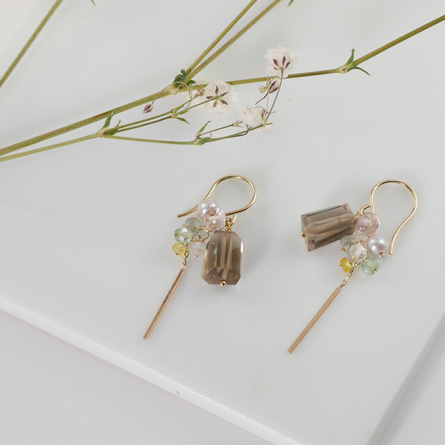 #1049　K10＋14KGF　スモーキークォーツタンブル　ストレートバーピアス