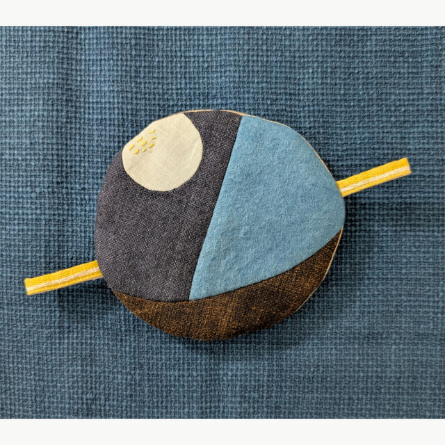 惑星デザインのリバーシブルキッチンツール～刺しゅうと異素材(藍染布、柿渋、麻布)を使用しています