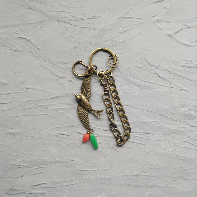 でかい鳥の羽ばたくキーリング　4100225