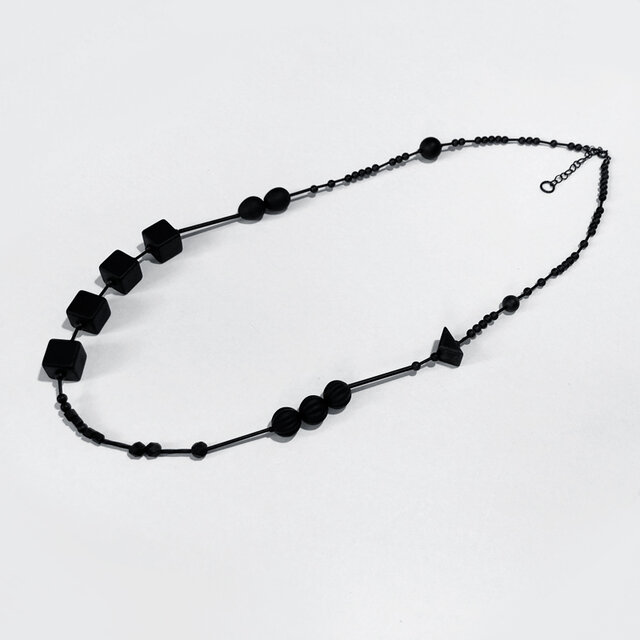 マットブラックなロングネックレス
