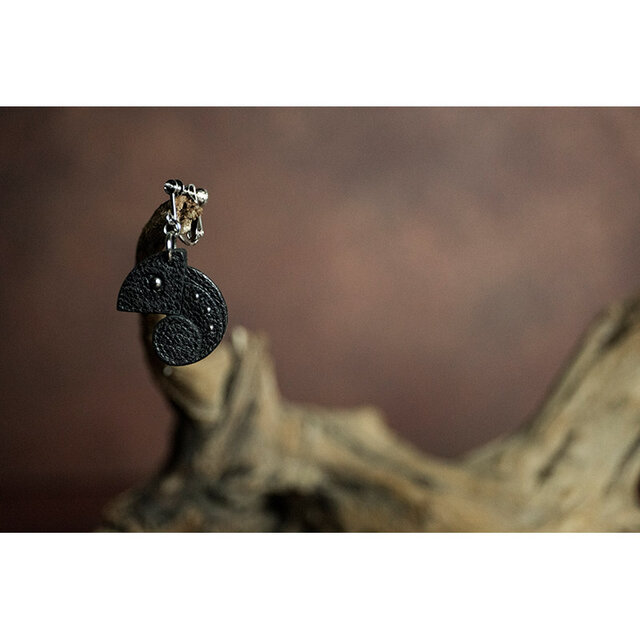 88色からオーダー可！！ カメレオン デザイン / ヤギ革 イヤリング