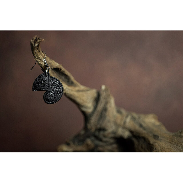 88色からオーダー可！！ カメレオン デザイン / ヤギ革 ピアス