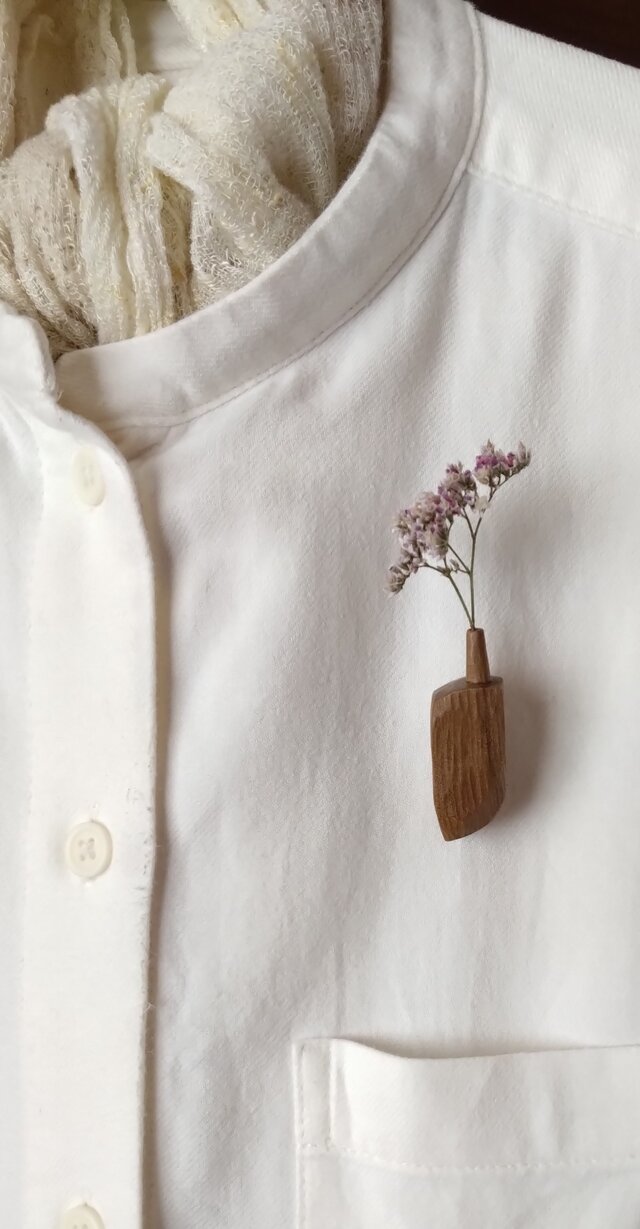 私のブローチ　「花を連れる」