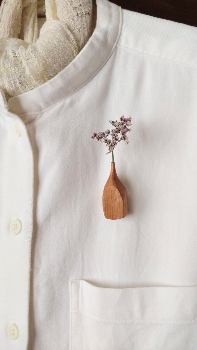 私のブローチ　「花を連れる」