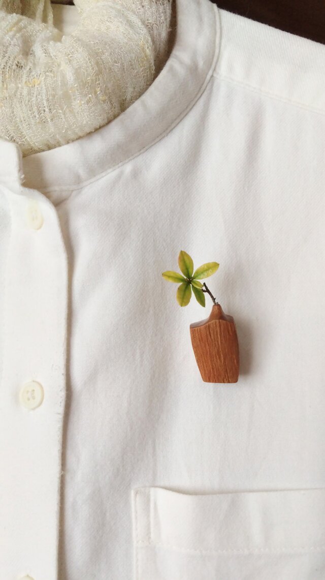 私のブローチ　「花を連れる」