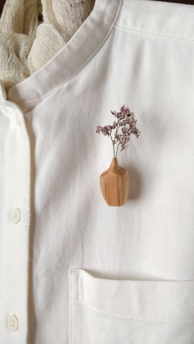 私のブローチ　「花を連れる」