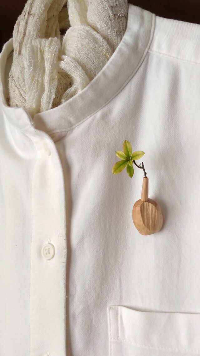 私のブローチ　「花を連れる」