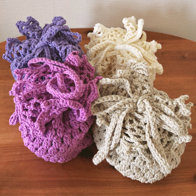 手のひらサイズのフリルつき巾着（オフホワイト〜紫）