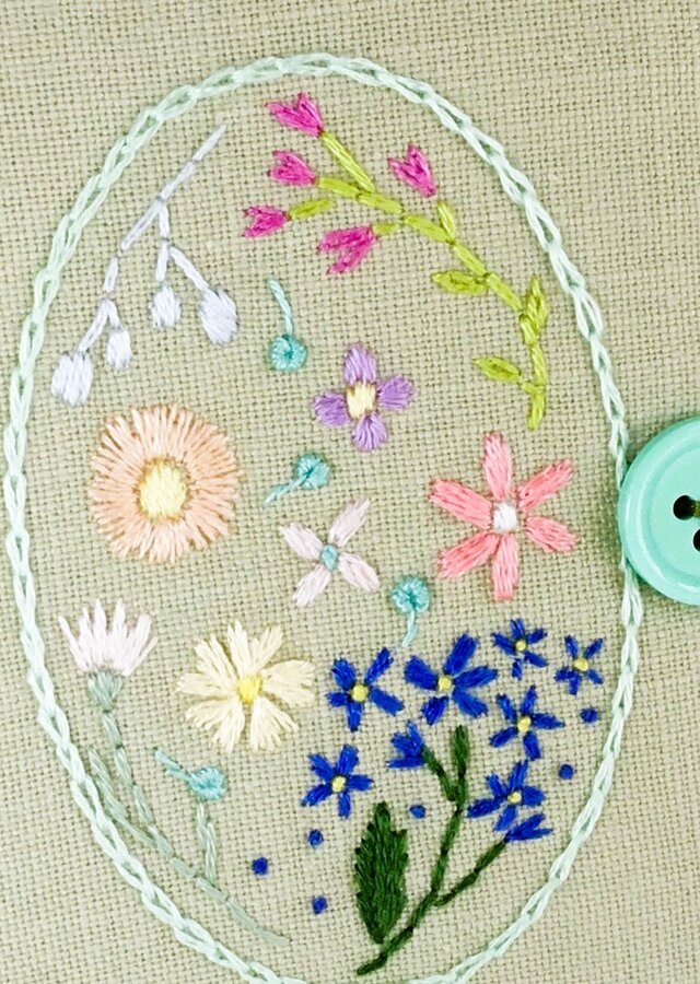 オーバル型花刺繍収納ボックス 花刺繍のニードルケース～オーバルの中の花～ | iichi 日々の暮らしを