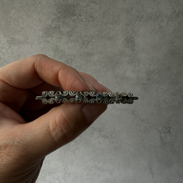 198｜シャボンの夢 – 小花のフィリグリーと虹色ラインストーンのヴィンテージブローチ（1950s・イギリス）