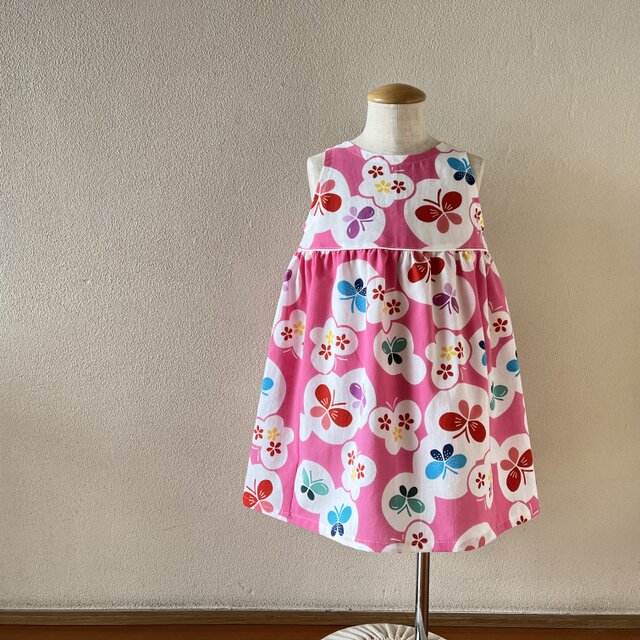 子供　浴衣地ひかえめフレアーワンピース　注染水玉ちょうちょ（ピンク地）　80-130サイズ〈受注製作〉