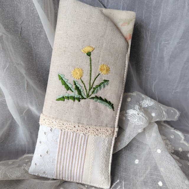 メガネケース*手刺繍*たんぽぽ | iichi 日々の暮らしを心地よく