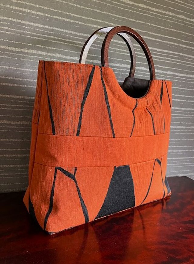 朱赤幾何模様の名古屋帯の手提　丸い木の手