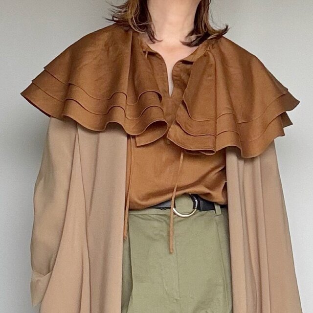 frill collar blouse (camel brown)