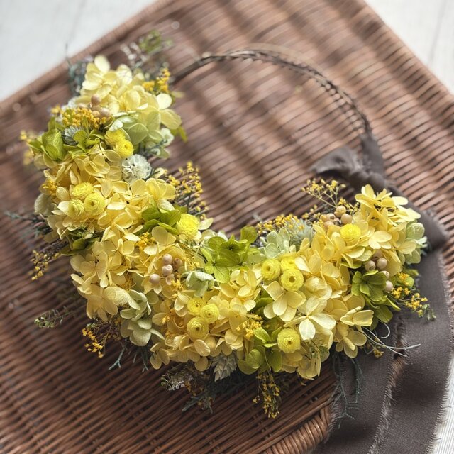 ふんわりイエローとグリーンのリース　　プリザーブドフラワー/ドライフラワー